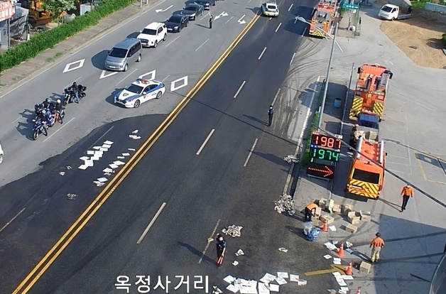 아산 옥정사거리서 1톤 화물차에 실린 경유 500L 길거리 쏟아져