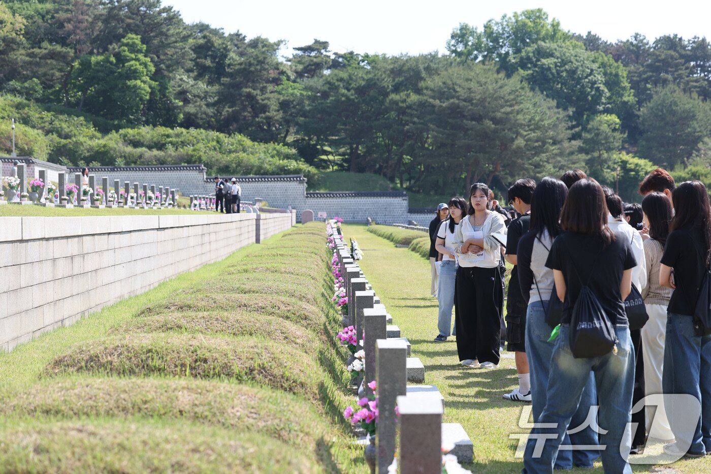 본문 이미지 - 제 46주년 5·18민주화운동 기념일을 하루 앞둔 17일 광주 북구 운정동 국립 5·18민주묘지에 이른 아침부터 참배객이 발걸음하고 있다. 2026.5.17 ⓒ 뉴스1 박지현 기자