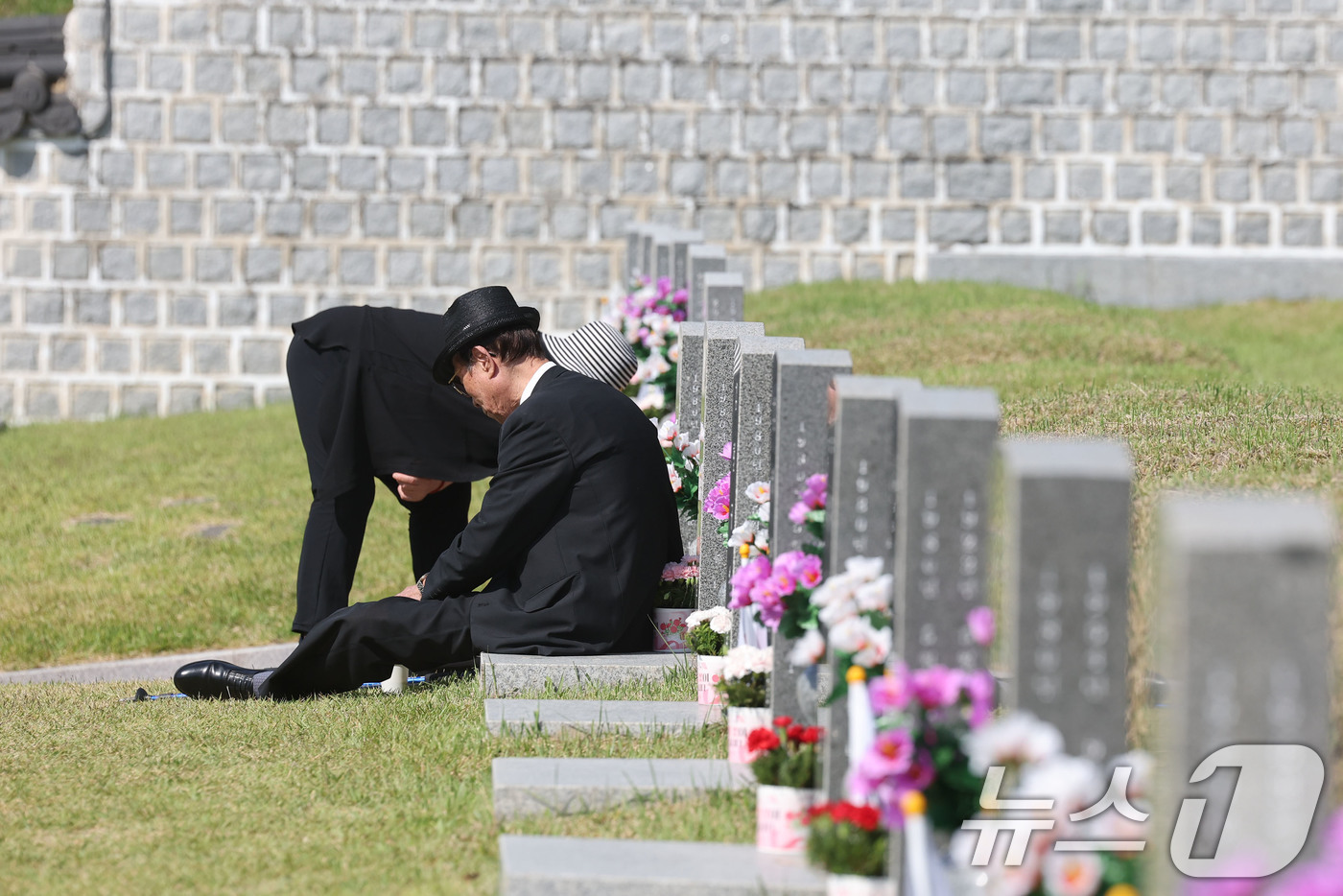 (광주=뉴스1) 박지현 기자 = 제 46주년 5·18민주화운동 기념일을 하루 앞둔 17일 노경운 열사의 유족들이 차례상 준비를 하고 있다. 2026.5.17/뉴스1