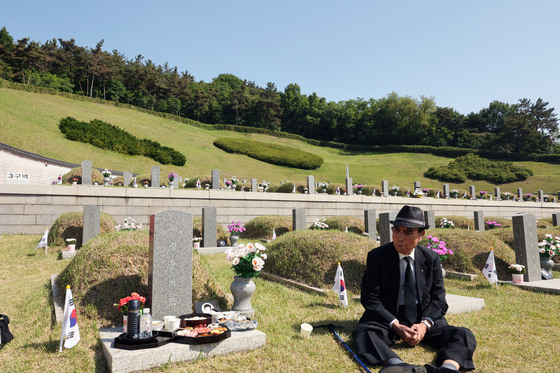 "18세에 희생된 동생 외로울까봐"…46년째 밥 두 그릇 올린 90세 형