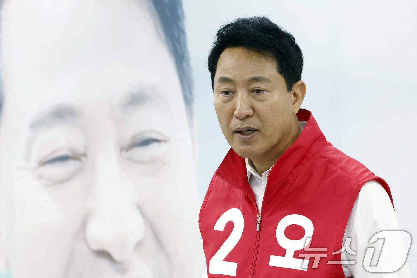 (서울=뉴스1) 박정호 기자 = 오세훈 국민의힘 서울시장 후보가 17일 오전 서울시 종로구 선거 캠프에서 '부모찬스 대신 서울찬스로 내 집 마련' 공약 발표를 하고 있다.  202 …