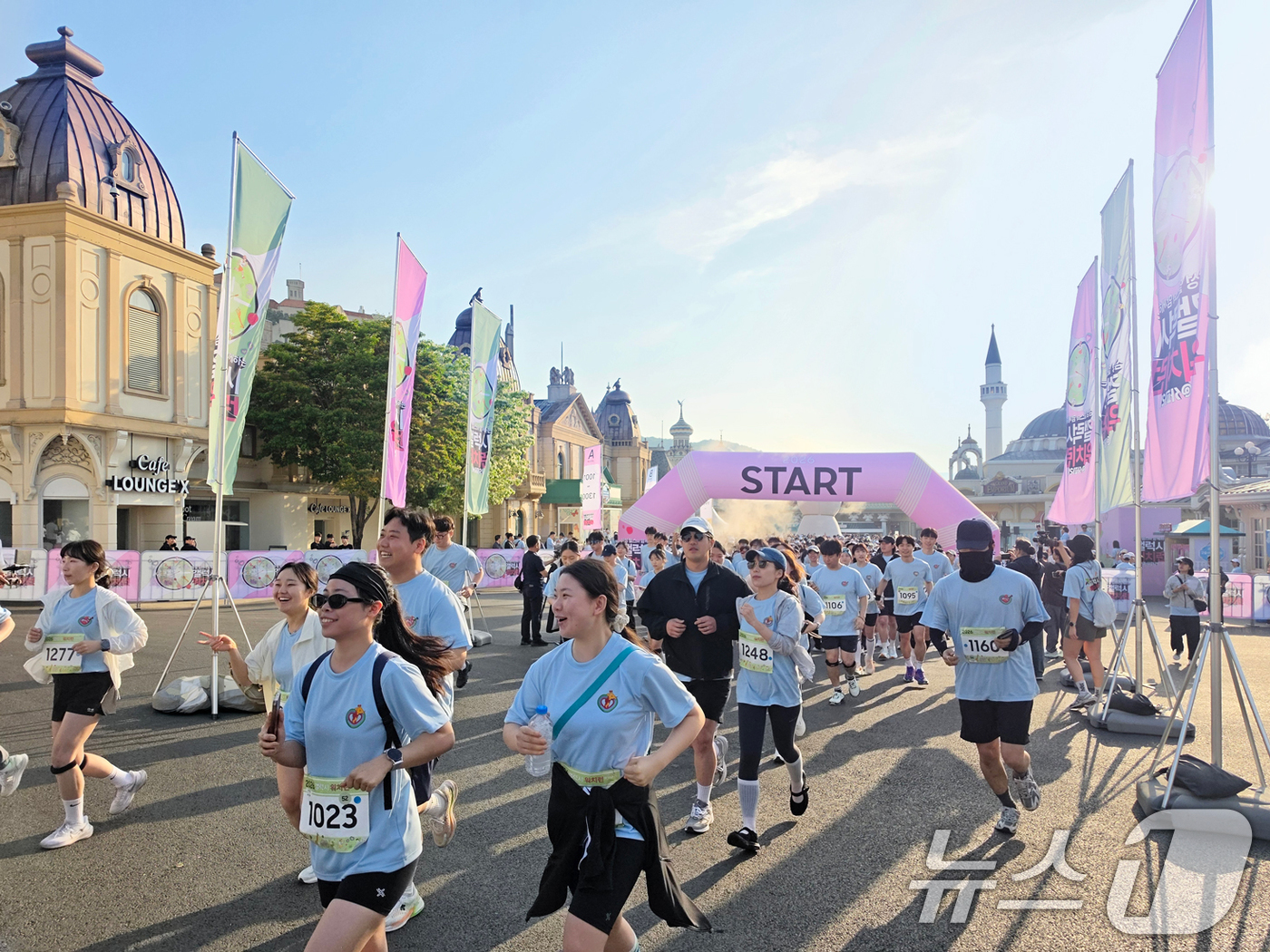 (서울=뉴스1) = 삼성전자는 17일 에버랜드에서 삼성 헬스와 연계한 러닝 이벤트 '갤럭시 워치런 @사파리'를 성황리에 마쳤다고 밝혔다.참가자들은 차량으로만 관람할 수 있었던 로스 …