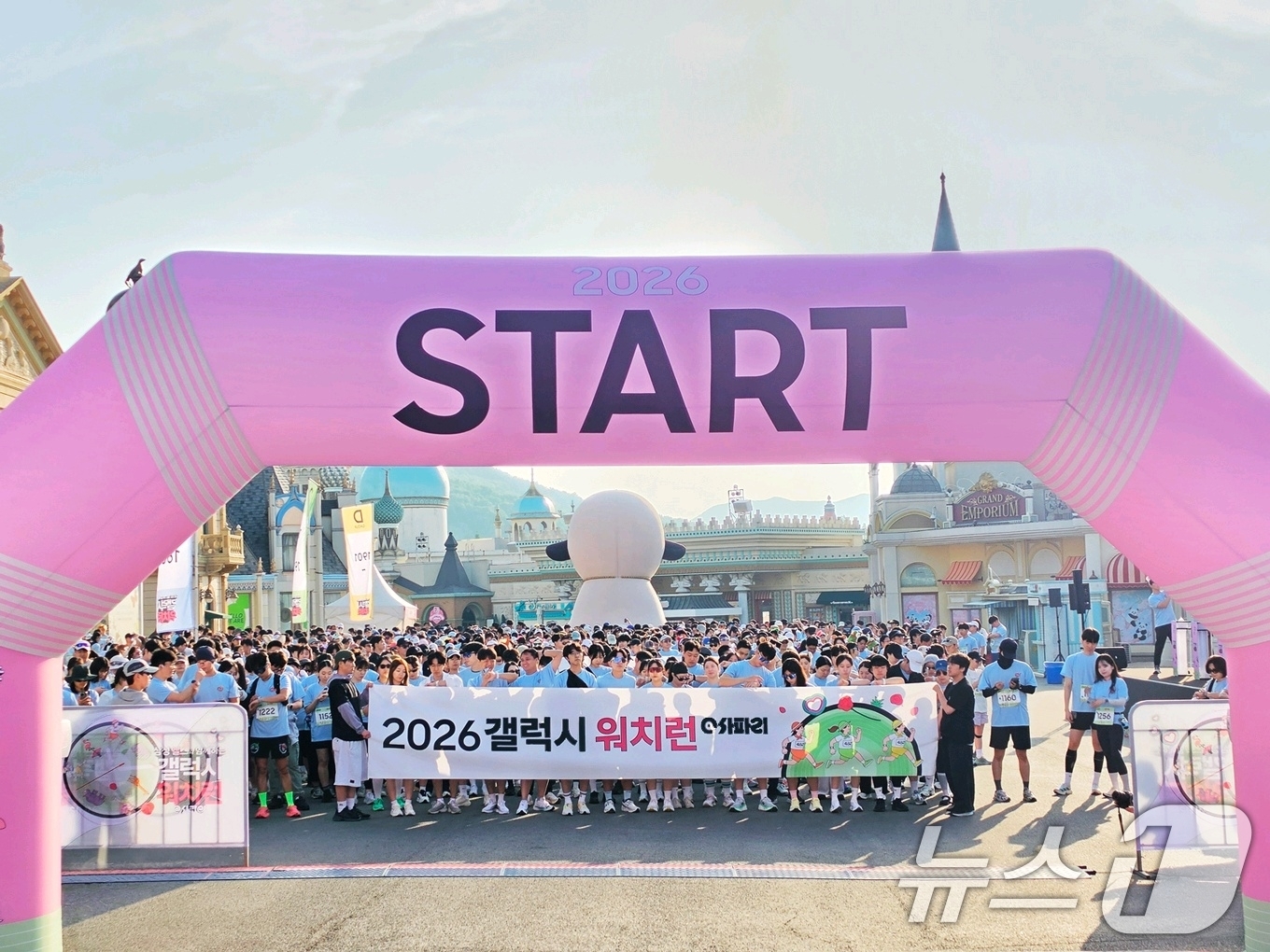 (서울=뉴스1) = 삼성전자는 17일 에버랜드에서 삼성 헬스와 연계한 러닝 이벤트 '갤럭시 워치런 @사파리'를 성황리에 마쳤다고 밝혔다.참가자들은 차량으로만 관람할 수 있었던 로스 …