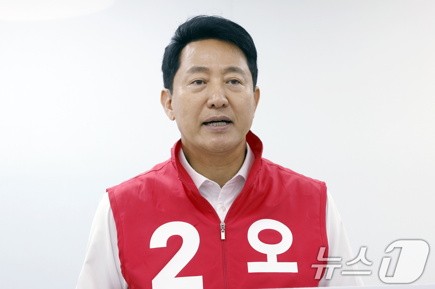 (서울=뉴스1) 박정호 기자 = 오세훈 국민의힘 서울시장 후보가 17일 오전 서울시 종로구 선거 캠프에서 '부모찬스 대신 서울찬스로 내 집 마련' 공약 발표를 하고 있다.  202 …