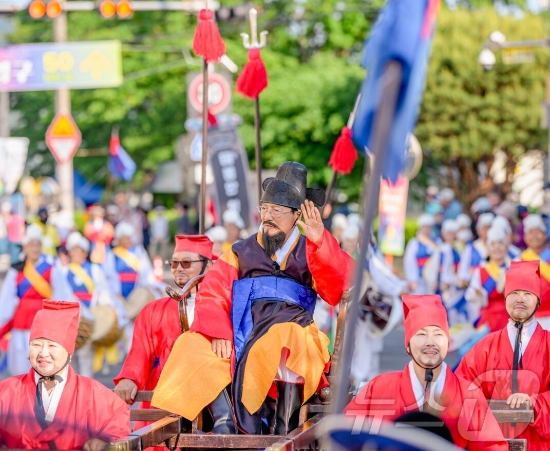 본문 이미지 - 성주 참외·생명문화축제 첫째날인 지난 14일 세종대왕자 태봉안 행차 재현행사가 군청에서 출발해 행사장인 성밖숲으로 향하고 있다. (성주군 제공. 재판매 및 DB금지) 2026.5.17 ⓒ 뉴스1 정우용 기자