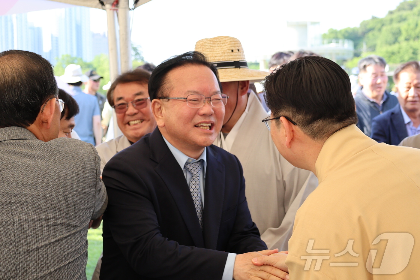 (대구=뉴스1) 남승렬 기자 = 김부겸 더불어민주당 대구시장 후보가 지난 16일 오후 대구 두류공원에서 열린 부처님오신날 법요식에 참석해 시민과 인사를 나누고 있다. (김부겸 후보 …