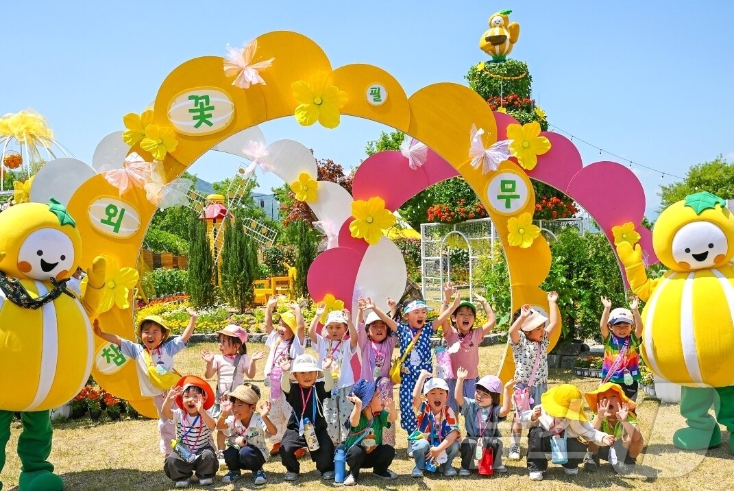 본문 이미지 - 성주 참외·생명문화축제에 참가한 어린이들이 지난 16일 참외축제 조형물앞에서 사진을 찍으며 추억을 쌓고 있다.(성주군 제공. 재판매 및 DB금지) 2026.5.17 ⓒ 뉴스1 정우용 기자