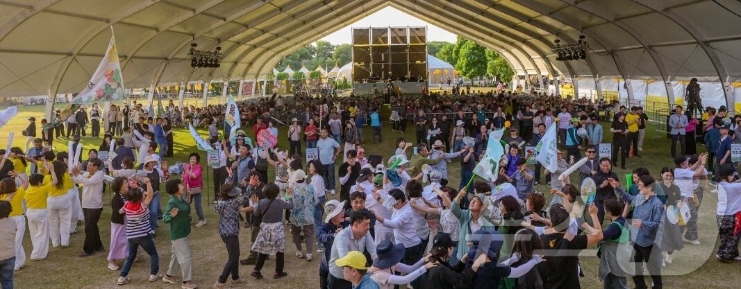 본문 이미지 - 성주 참외·생명문화축제에서 지난 14일 진행된 군민화합 '성주 사람들' 프로그램에 참여한 군민들이 강강수월래를 하며 즐거운 시간을 보내고 있다. (성주군 제공. 재판매 및 DB금지) 2026.5.17 ⓒ 뉴스1 정우용 기자