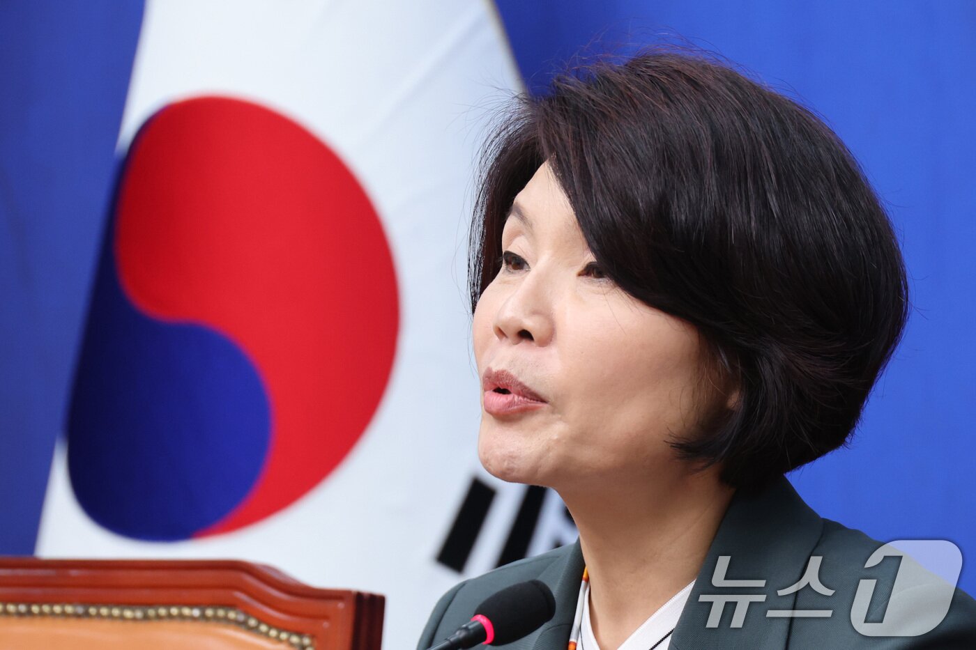 본문 이미지 - 한정애 더불어민주당 정책위의장이 17일 서울 여의도 국회에서 발언하고 있다. 2026.5.17 ⓒ 뉴스1 신웅수 기자