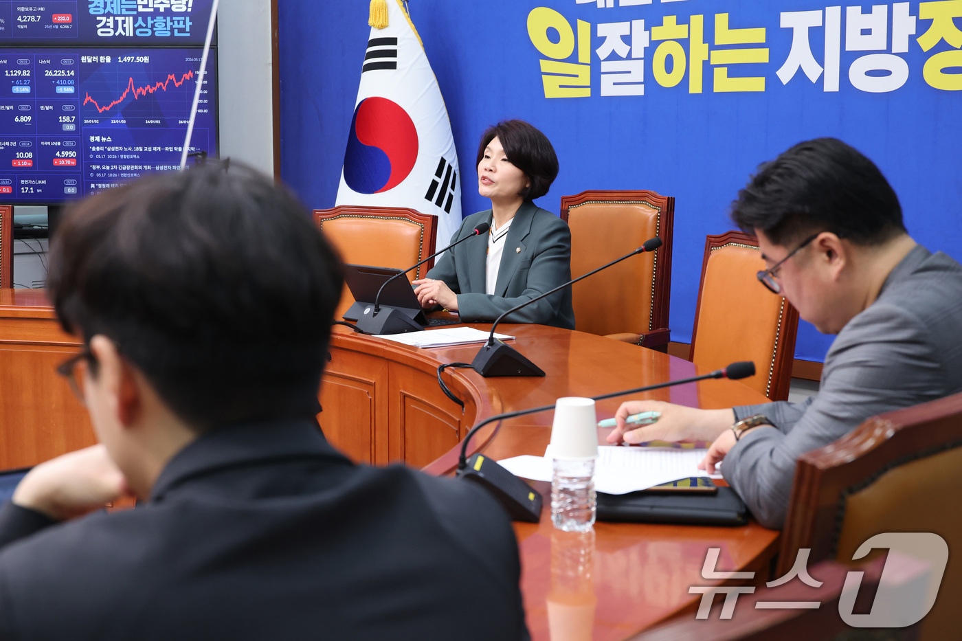 (서울=뉴스1) 신웅수 기자 = 한정애 더불어민주당 정책위의장이 17일 서울 여의도 국회에서 6.3 지방선거 청년 공약을 발표하고 있다. 2026.5.17/뉴스1