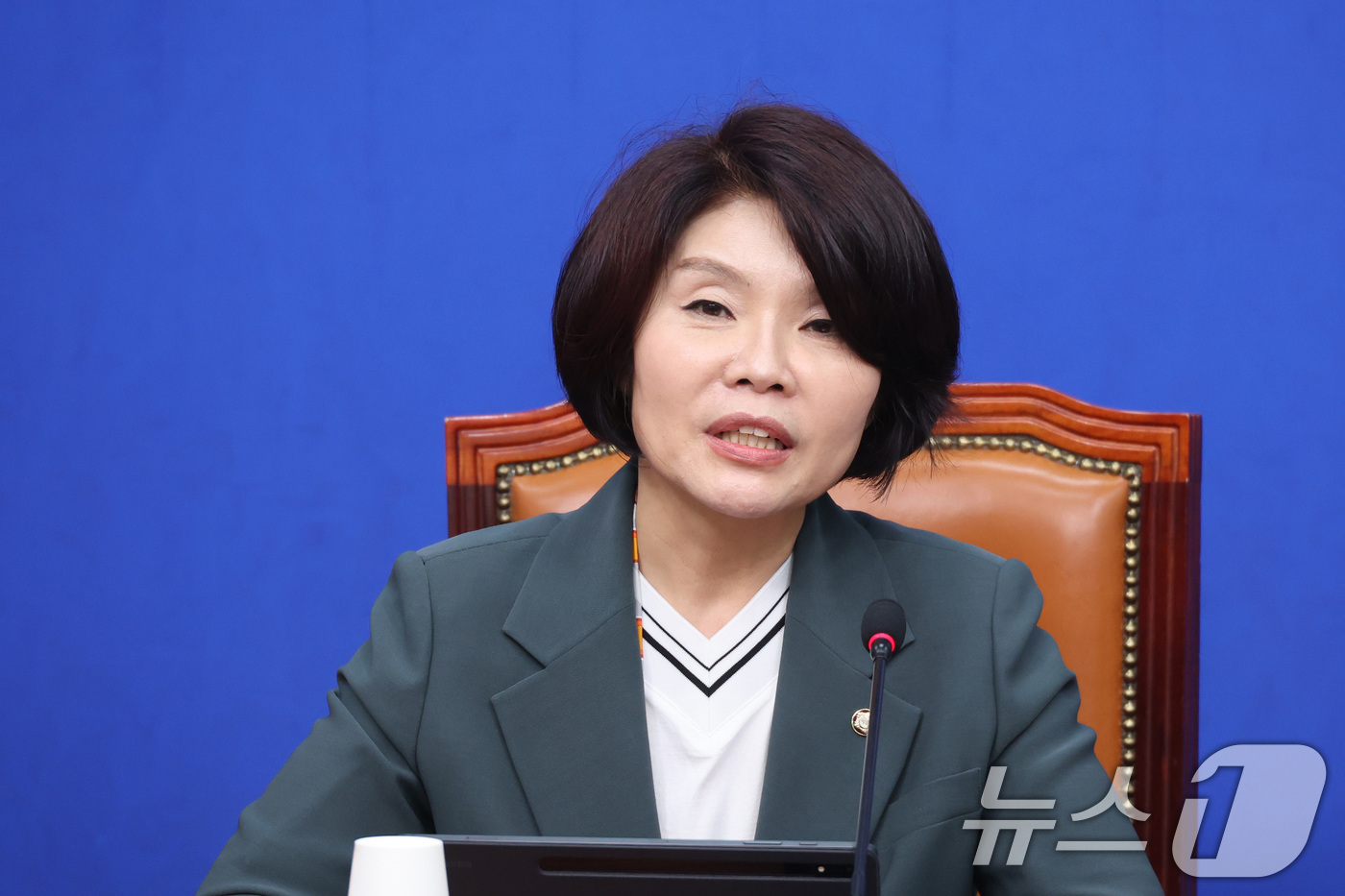 (서울=뉴스1) 신웅수 기자 = 한정애 더불어민주당 정책위의장이 17일 서울 여의도 국회에서 6.3 지방선거 청년 공약을 발표하고 있다. 2026.5.17/뉴스1