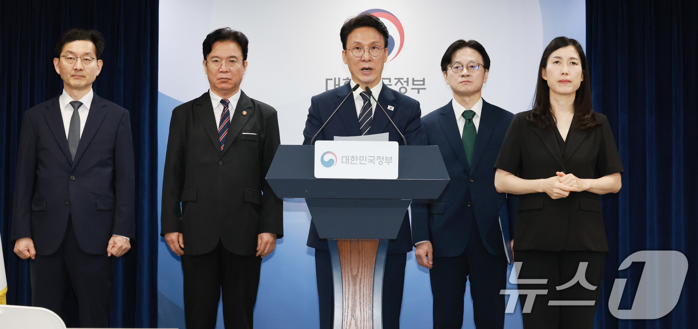 (서울=뉴스1) 임세영 기자 = 김민석 국무총리가 17일 서울 종로구 정부서울청사에서 삼성전자 파업 관련 대국민 담화를 하고 있다.왼쪽부터 윤창렬 국무조정실장, 김영훈 고용노동부 …