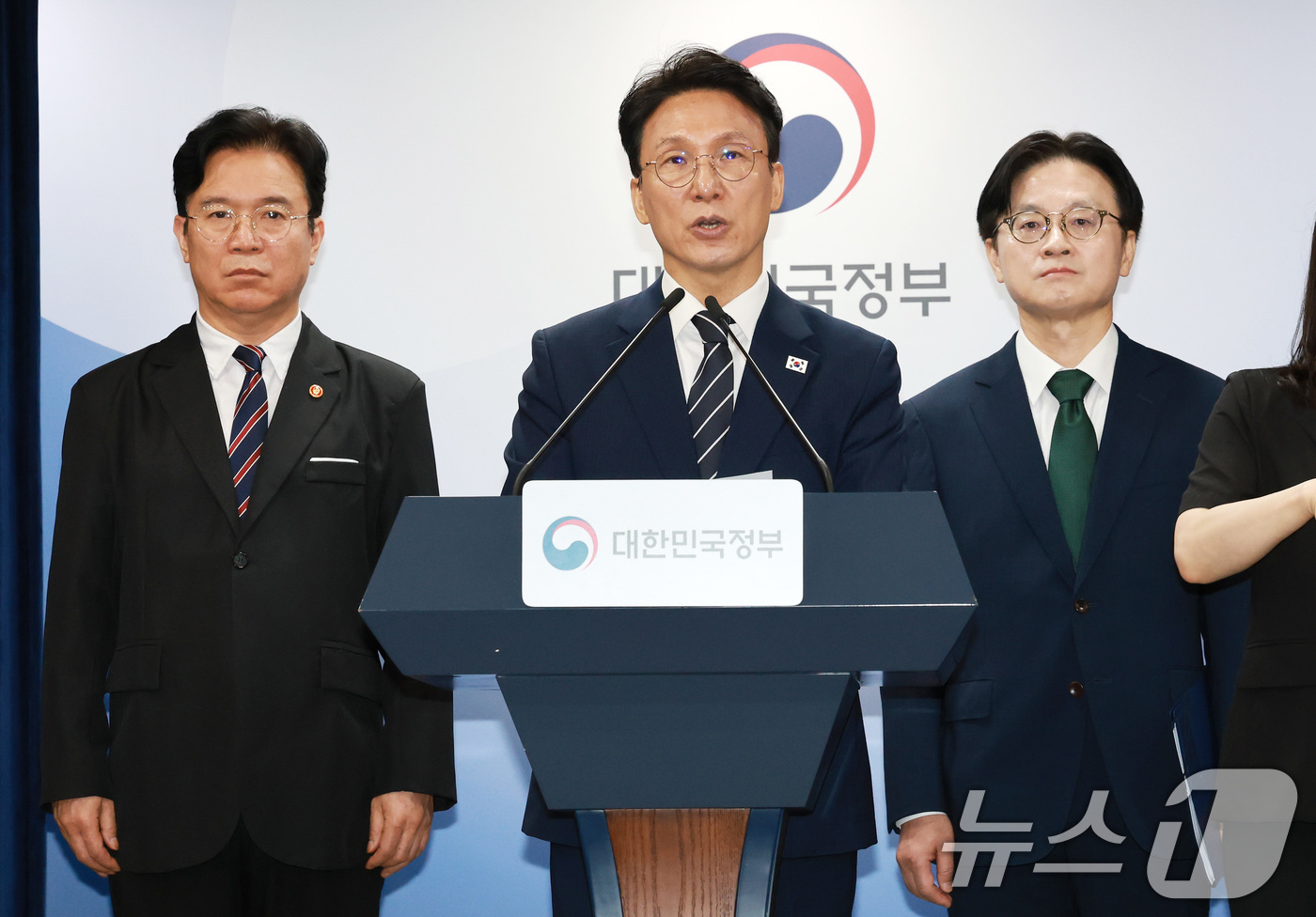 (서울=뉴스1) 임세영 기자 = 김민석 국무총리가 17일 서울 종로구 정부서울청사에서 삼성전자 파업 관련 대국민 담화를 하고 있다.왼쪽부터 김영훈 고용노동부 장관, 김 총리, 김정 …