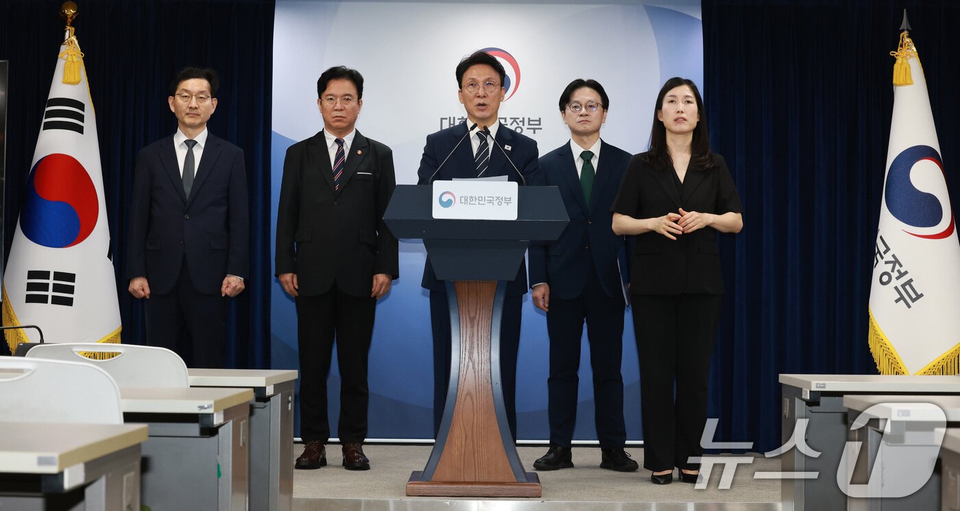 본문 이미지 - 김민석 국무총리가 17일 서울 종로구 정부서울청사에서 삼성전자 파업 관련 대국민 담화를 하고 있다. 왼쪽부터 윤창렬 국무조정실장, 김영훈 고용노동부 장관, 김 총리, 김정관 산업통상부 장관. 2026.5.17 ⓒ 뉴스1 임세영 기자