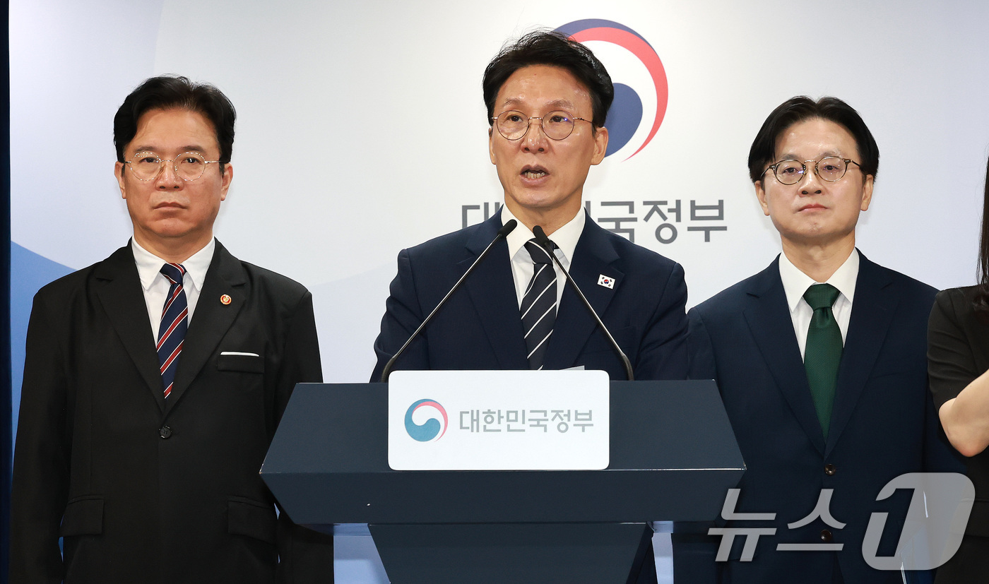 (서울=뉴스1) 임세영 기자 = 김민석 국무총리가 17일 서울 종로구 정부서울청사에서 삼성전자 파업 관련 대국민 담화를 하고 있다.왼쪽부터 김영훈 고용노동부 장관, 김 총리, 김정 …