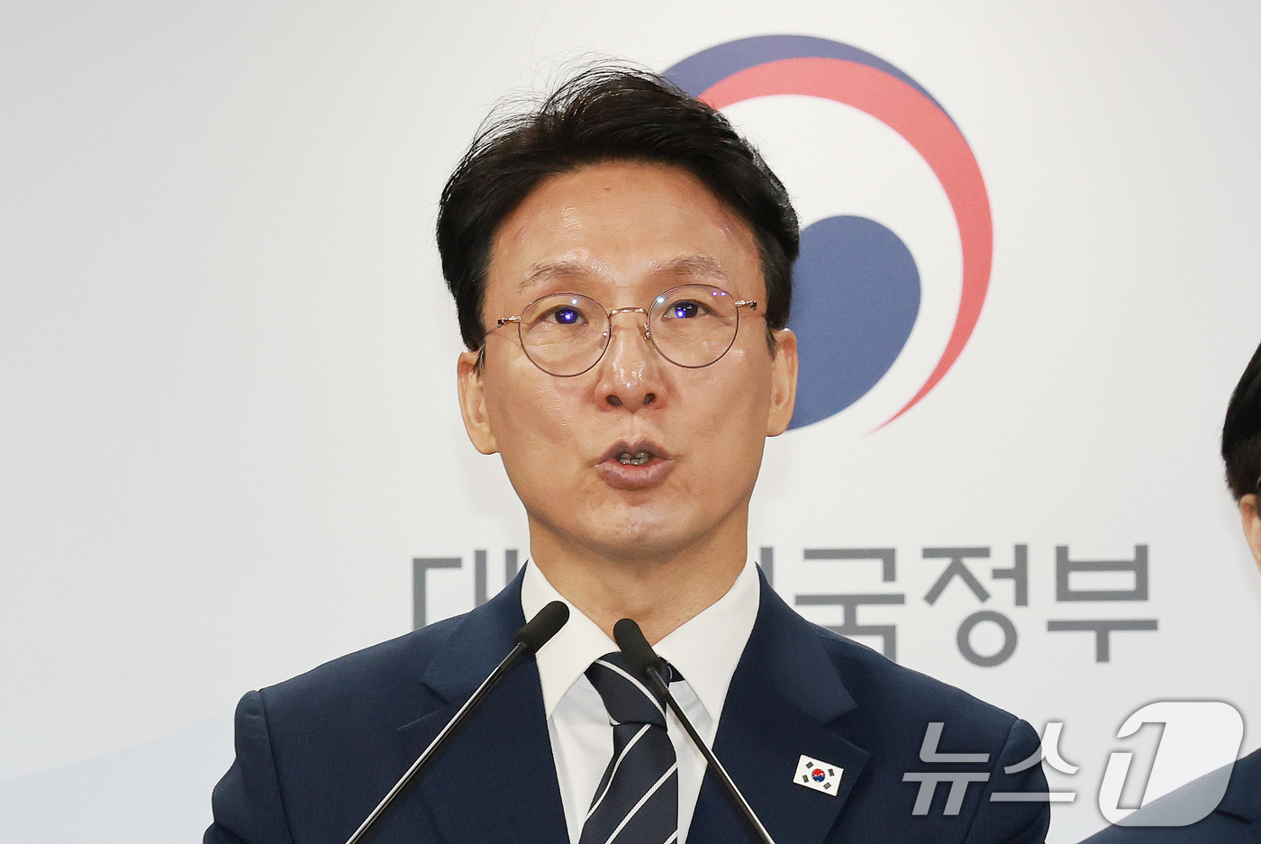 (서울=뉴스1) 임세영 기자 = 김민석 국무총리가 17일 서울 종로구 정부서울청사에서 삼성전자 파업 관련 대국민 담화를 하고 있다. 2026.5.17/뉴스1