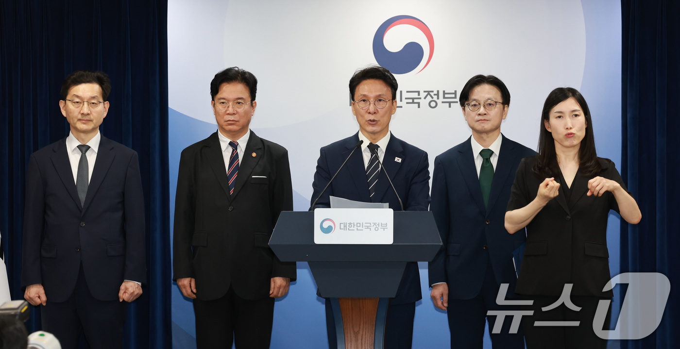 (서울=뉴스1) 임세영 기자 = 김민석 국무총리가 17일 서울 종로구 정부서울청사에서 삼성전자 파업 관련 대국민 담화를 하고 있다.왼쪽부터 윤창렬 국무조정실장, 김영훈 고용노동부 …