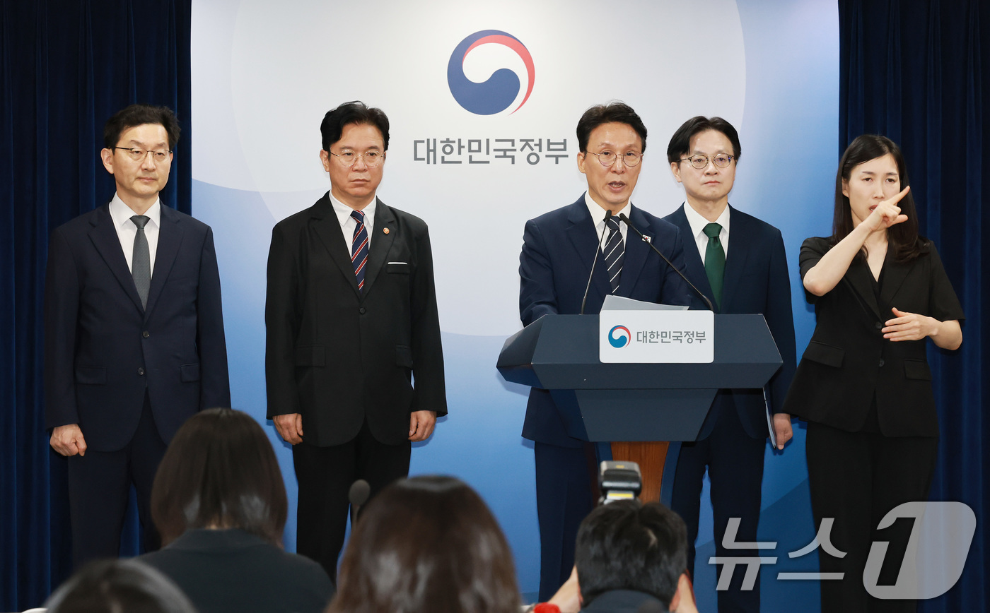 (서울=뉴스1) 임세영 기자 = 김민석 국무총리가 17일 서울 종로구 정부서울청사에서 삼성전자 파업 관련 대국민 담화를 하고 있다.왼쪽부터 윤창렬 국무조정실장, 김영훈 고용노동부 …