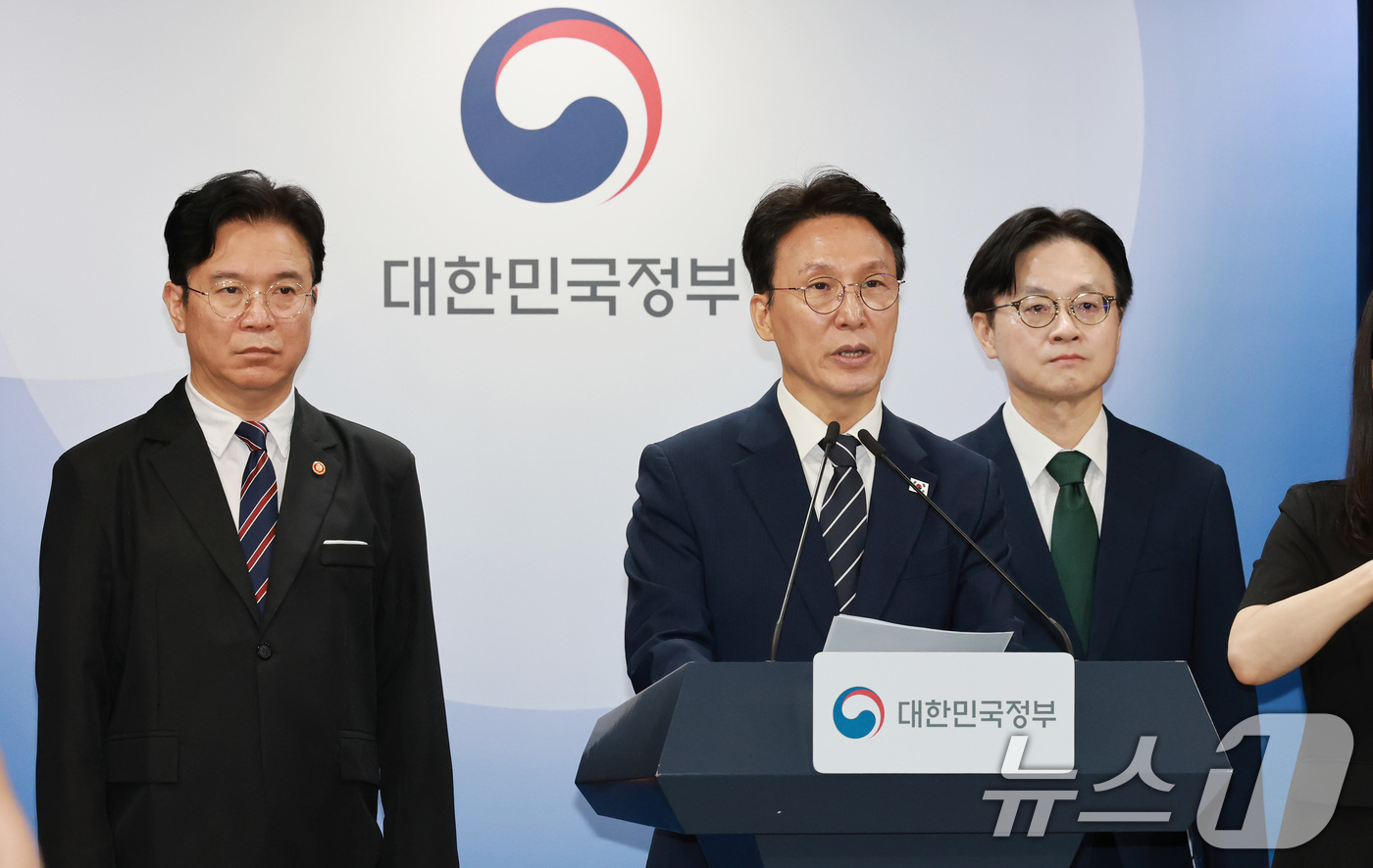 (서울=뉴스1) 임세영 기자 = 김민석 국무총리가 17일 서울 종로구 정부서울청사에서 삼성전자 파업 관련 대국민 담화를 하고 있다.왼쪽부터 김영훈 고용노동부 장관, 김 총리, 김정 …