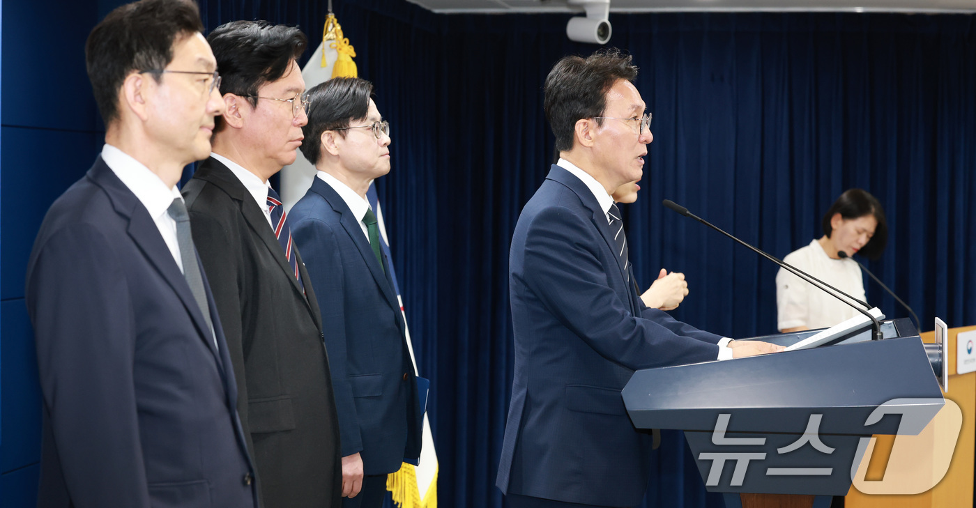 (서울=뉴스1) 임세영 기자 = 김민석 국무총리가 17일 서울 종로구 정부서울청사에서 삼성전자 파업 관련 대국민 담화를 하고 있다.왼쪽부터 윤창렬 국무조정실장, 김영훈 고용노동부 …