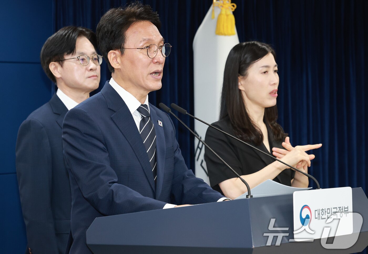 본문 이미지 - 김민석 국무총리가 17일 서울 종로구 정부서울청사에서 삼성전자 파업 관련 대국민 담화를 하고 있다. 왼쪽부터 윤창렬 국무조정실장, 김영훈 고용노동부 장관, 김 총리, 김정관 산업통상부 장관. 2026.5.17 ⓒ 뉴스1 임세영 기자