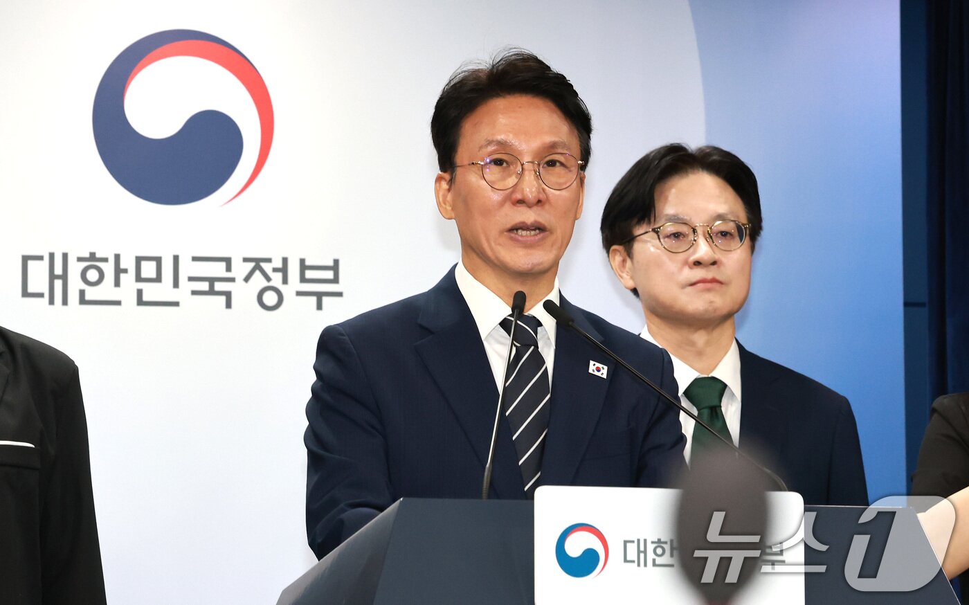 본문 이미지 - 김민석 국무총리가 17일 서울 종로구 정부서울청사에서 삼성전자 파업 관련 대국민 담화를 하고 있다. 2026.5.17 ⓒ 뉴스1 임세영 기자