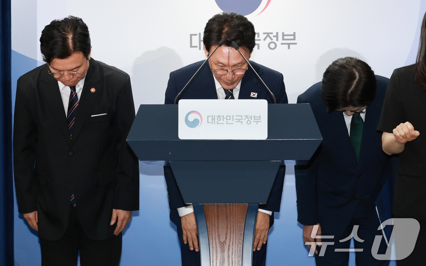 (서울=뉴스1) 임세영 기자 = 김민석 국무총리가 17일 서울 종로구 정부서울청사에서 삼성전자 파업 관련 대국민 담화를 마치고 고개 숙여 인사하고 있다.왼쪽부터 김영훈 고용노동부 …