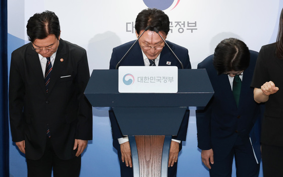고개 숙여 인사하는 김민석 국무총리