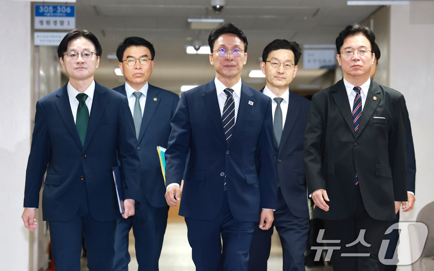 (서울=뉴스1) 임세영 기자 = 김민석 국무총리가 17일 서울 종로구 정부서울청사에서 삼성전자 파업 관련 대국민 담화를 하고 있다.앞줄 왼쪽부터 김정관 산업통상부 장관, 김 총리, …