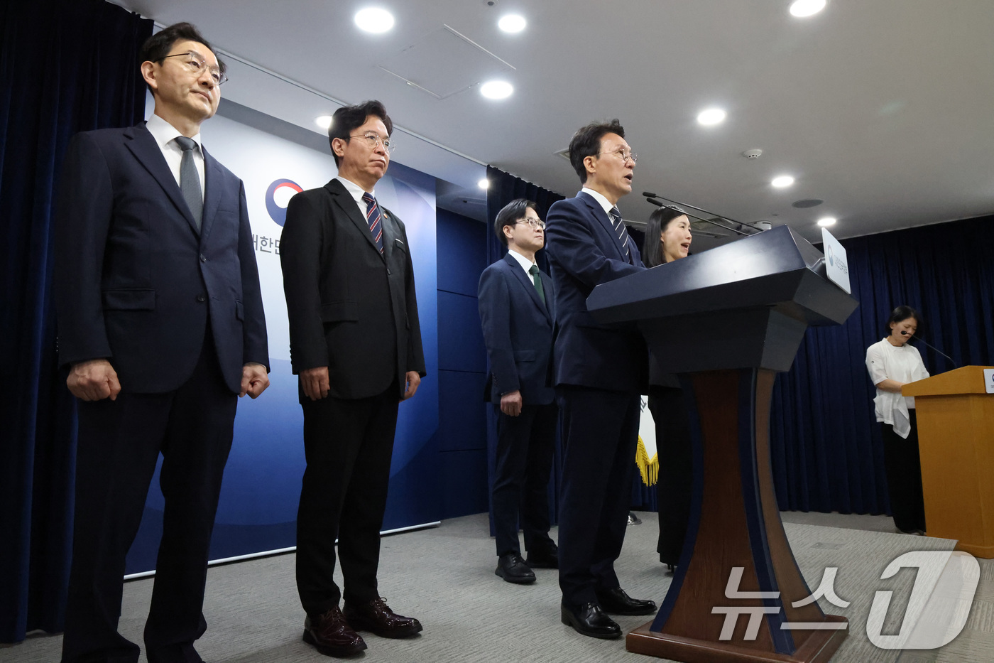 (서울=뉴스1) 임세영 기자 = 김민석 국무총리가 17일 서울 종로구 정부서울청사에서 삼성전자 파업 관련 대국민 담화를 하고 있다.왼쪽부터 윤창렬 국무조정실장, 김영훈 고용노동부 …