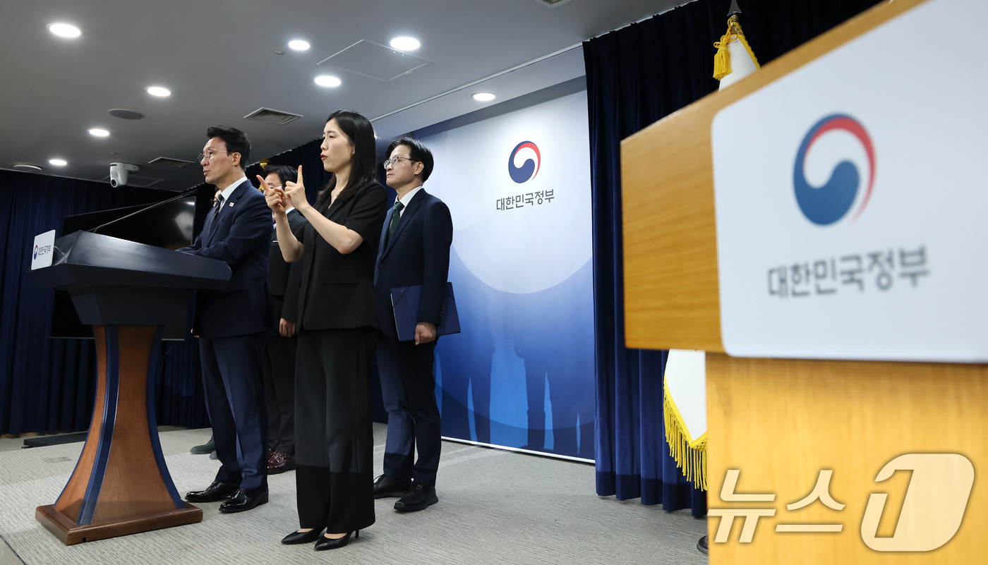 (서울=뉴스1) 임세영 기자 = 김민석 국무총리가 17일 서울 종로구 정부서울청사에서 삼성전자 파업 관련 대국민 담화를 하고 있다. 2026.5.17/뉴스1