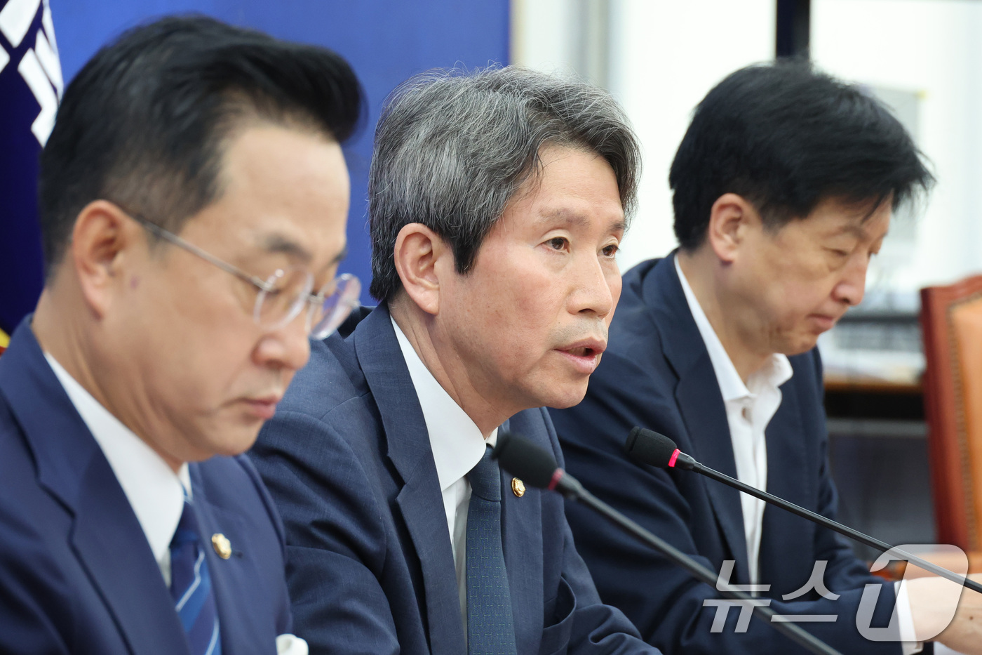 (서울=뉴스1) 신웅수 기자 = 정원오 더불어민주당 서울시장 후보 캠프 상임선거대책위원장인 이인영 의원이 17일 서울 여의도 국회에서 서울시장 선거 관련 기자간담회를 하고 있다. …