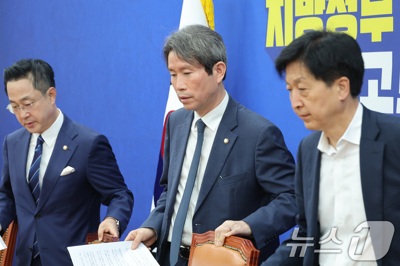 (서울=뉴스1) 신웅수 기자 = 정원오 더불어민주당 서울시장 후보 캠프 상임선거대책위원장인 이인영 의원이 17일 서울 여의도 국회에서 열린 서울시장 선거 관련 기자간담회에 참석하고 …