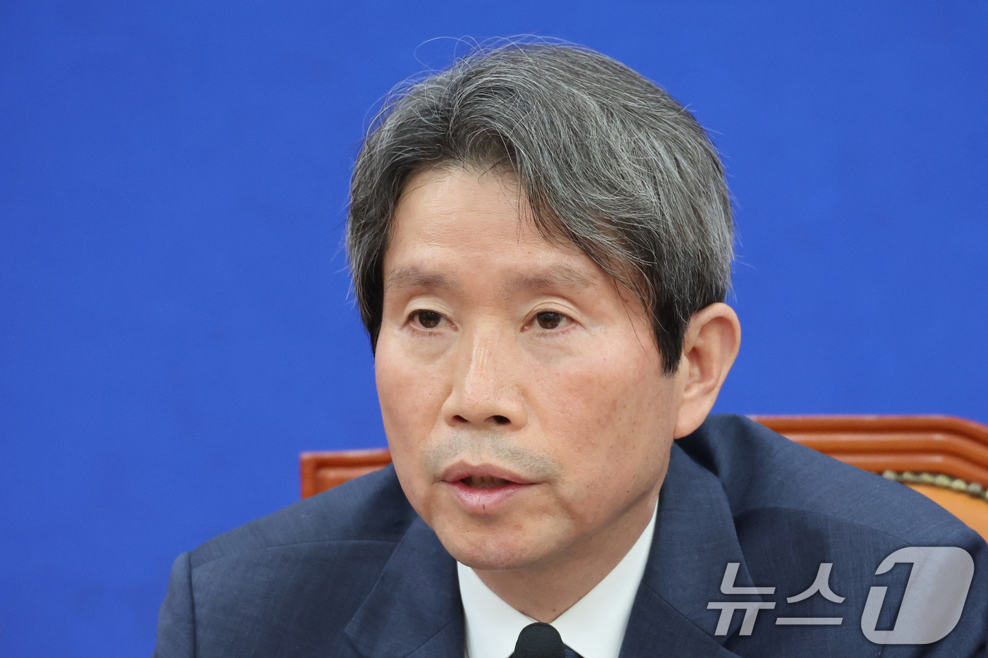 (서울=뉴스1) 신웅수 기자 = 정원오 더불어민주당 서울시장 후보 캠프 상임선거대책위원장인 이인영 의원이 17일 서울 여의도 국회에서 서울시장 선거 관련 기자간담회를 하고 있다. …