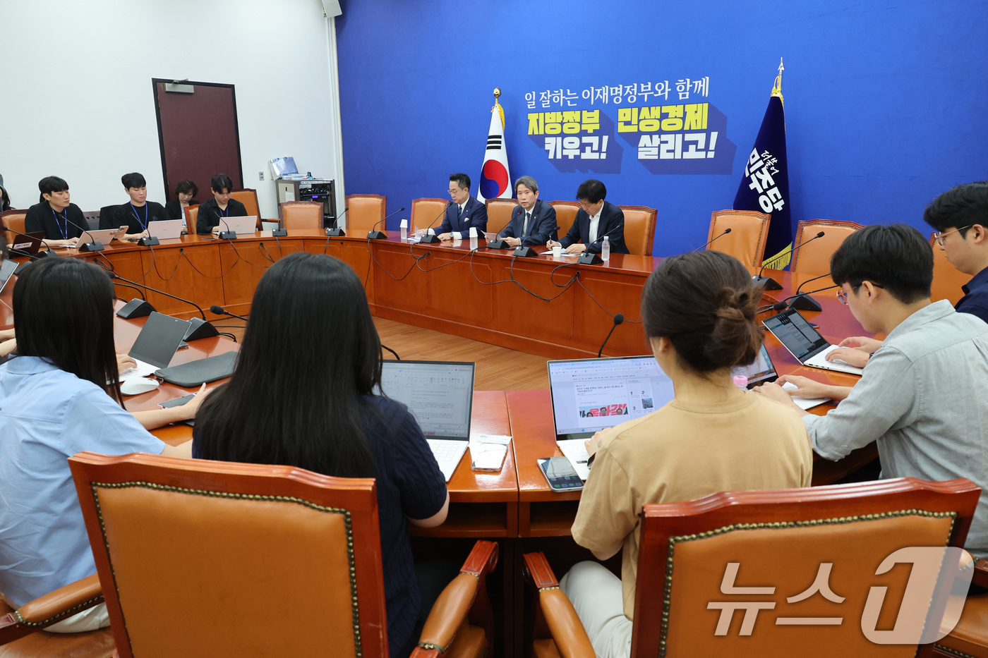 (서울=뉴스1) 신웅수 기자 = 정원오 더불어민주당 서울시장 후보 캠프 상임선거대책위원장인 이인영 의원이 17일 서울 여의도 국회에서 서울시장 선거 관련 기자간담회를 하고 있다. …