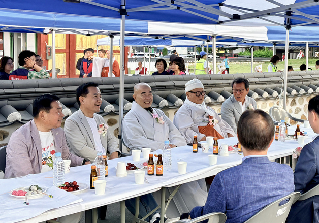 "삭발 때 스님들 큰 응원"…김진태, 강릉 봉축대법회 참석 '불심' 공략