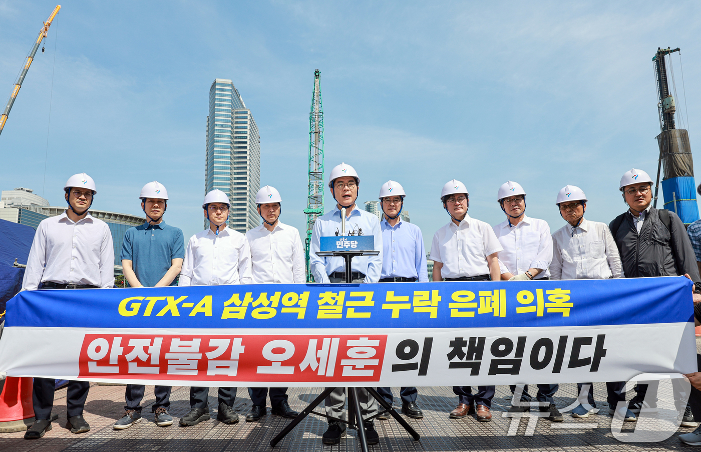 (서울=뉴스1) 이호윤 기자 = 정원오 더불어민주당 서울시장 후보가 17일 서울 강남구 GTX-A 삼성역 구간 ‘철근 누락’ 공사 현장 긴급 방문을 마치고 취재진 질문에 답하고 있 …