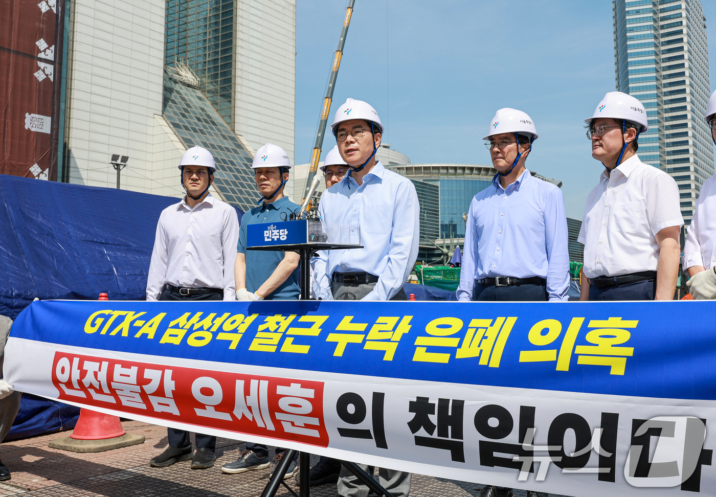 (서울=뉴스1) 이호윤 기자 = 정원오 더불어민주당 서울시장 후보가 17일 서울 강남구 GTX-A 삼성역 구간 ‘철근 누락’ 공사 현장 긴급 방문을 마치고 취재진 질문에 답하고 있 …