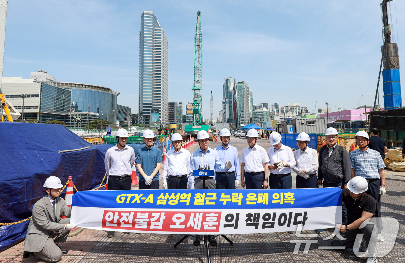 (서울=뉴스1) 이호윤 기자 = 정원오 더불어민주당 서울시장 후보가 17일 서울 강남구 GTX-A 삼성역 구간 ‘철근 누락’ 공사 현장 긴급 방문을 마치고 취재진 질문에 답하고 있 …