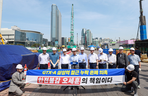 취재진 질문에 답하는 정원오 후보