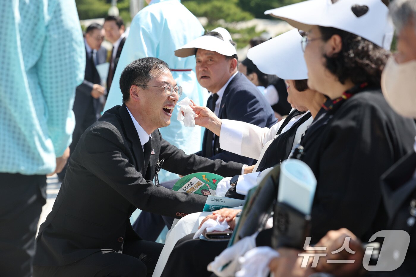 본문 이미지 - 제 46주년 5·18민주화운동 기념일을 하루 앞둔 17일 광주 북구 운정동 국립 5·18민주묘지 추모제에 참석한 김상욱 울산시장 후보가 오월어머니들과 반갑게 인사하고 있다 2026.5.17 ⓒ 뉴스1 박지현 기자