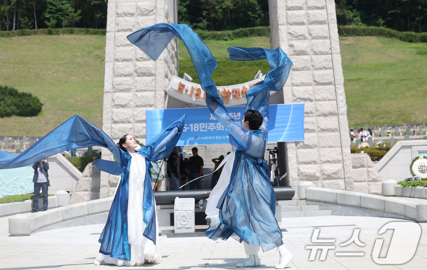 (광주=뉴스1) 박지현 기자 = 제 46주년 5·18민주화운동 기념일을 하루 앞둔 17일 광주 북구 운정동 국립 5·18민주묘지 추모식에서 추모 공연이 진행되고 있다. 2026.5 …