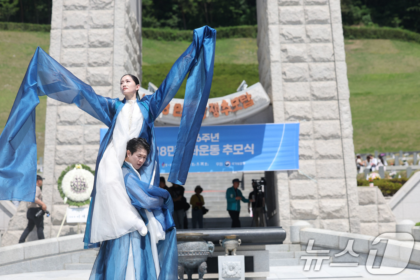(광주=뉴스1) 박지현 기자 = 제 46주년 5·18민주화운동 기념일을 하루 앞둔 17일 광주 북구 운정동 국립 5·18민주묘지 추모식에서 추모 공연이 진행되고 있다. 2026.5 …