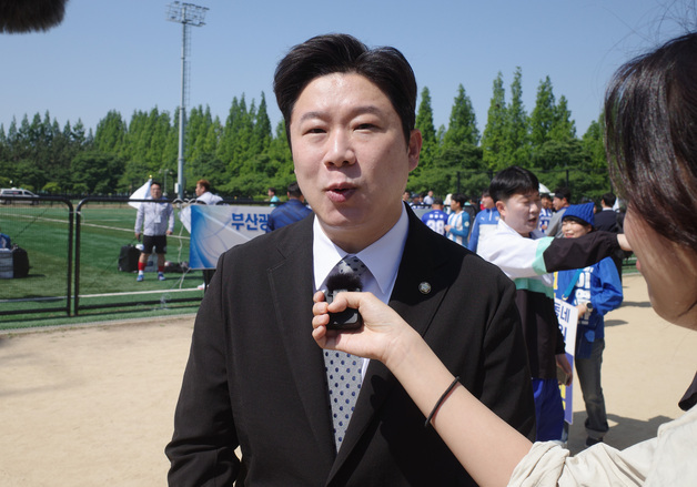 진종오, 부산 북구 축구대회서 한동훈과 조우…반갑게 악수도