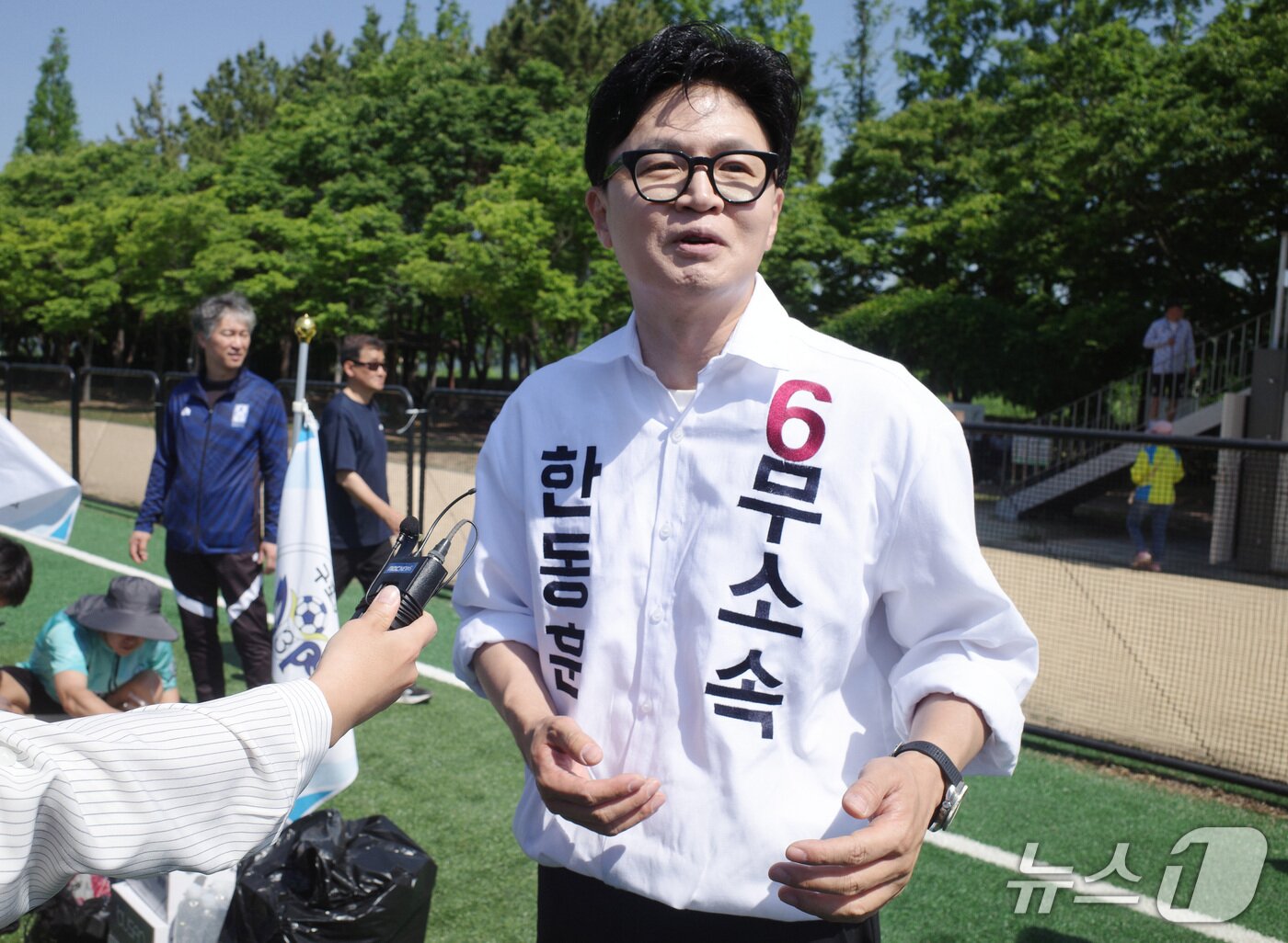 본문 이미지 - 부산 북구갑 국회의원 보궐선거에 출마하는 한동훈 무소속 후보가 17일 부산 북구 화명생태공원에서 열린 북구축구협회장기 대회에 참석해 인터뷰를 하고 있다. 2026.05.17 ⓒ 뉴스1 김세정 기자
