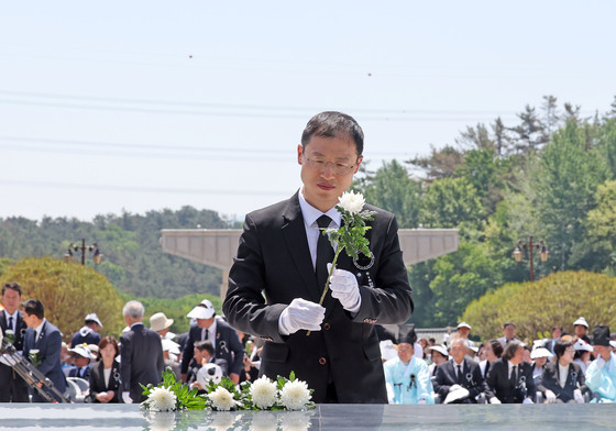 등록 첫 휴일 '울산' 대신 '광주 5·18 민주묘지' 찾은 김상욱 후보