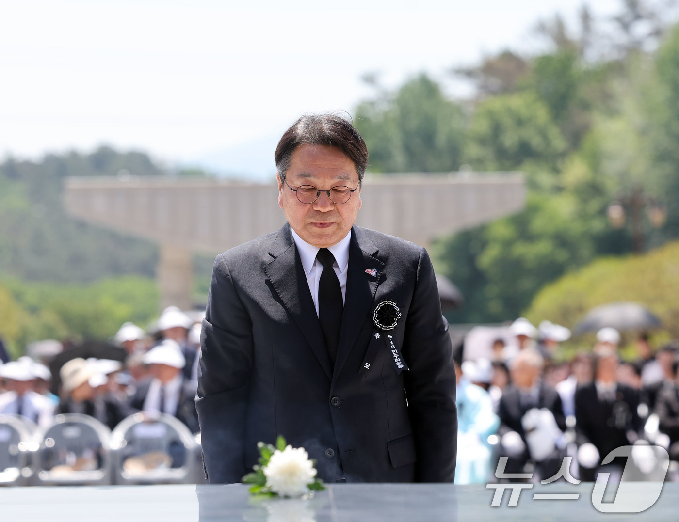 (광주=뉴스1) 박지현 기자 = 제 46주년 5·18민주화운동 기념일을 하루 앞둔 17일 광주 북구 운정동 국립 5·18민주묘지 추모식에서 강기정 시장이 헌화하고 있다. 2026. …