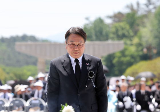 헌화하는 강기정 광주시장