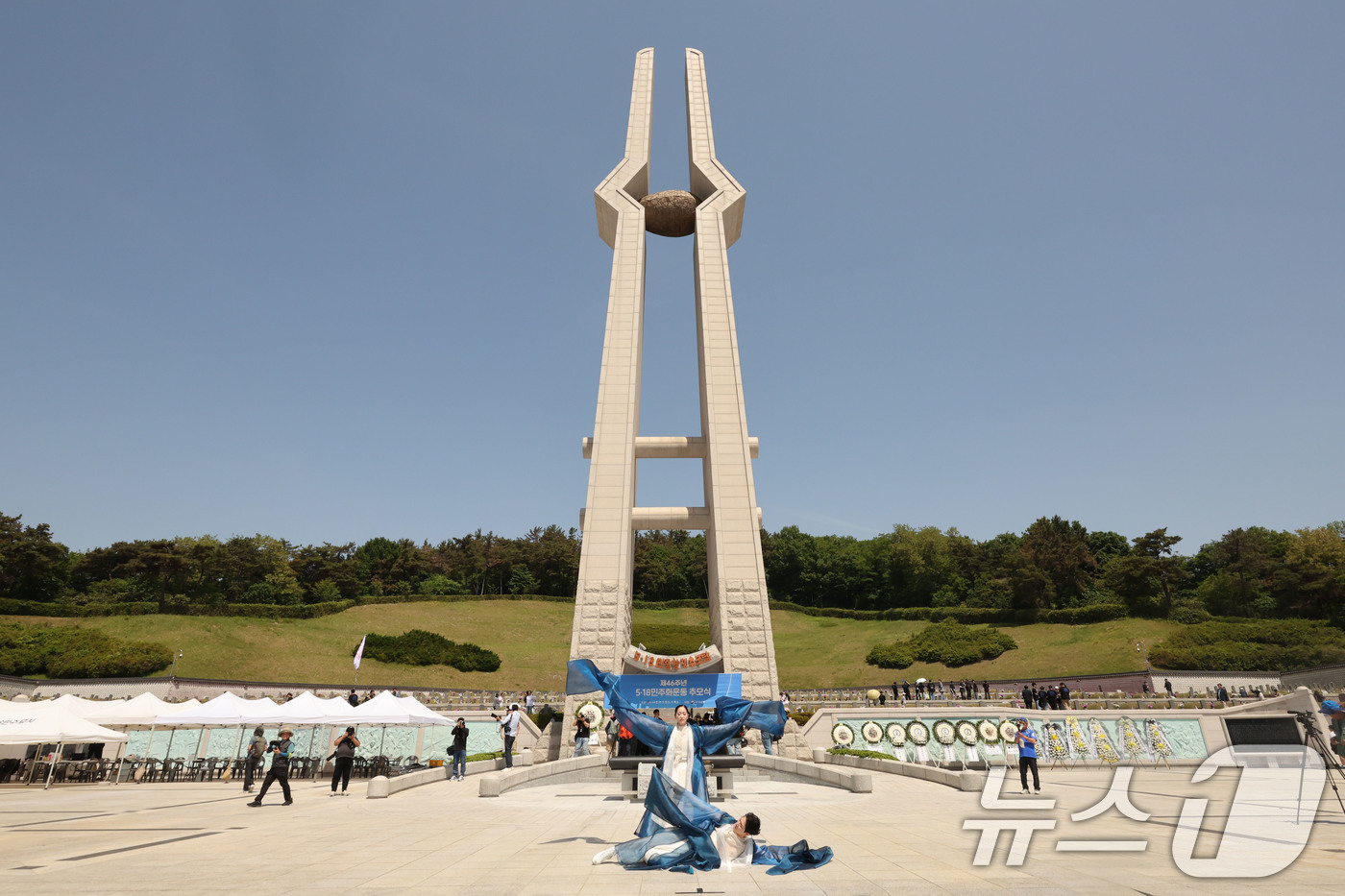 (광주=뉴스1) 박지현 기자 = 제 46주년 5·18민주화운동 기념일을 하루 앞둔 17일 광주 북구 운정동 국립 5·18민주묘지 추모식에서 추모공연이 진행되고 있다. 2026.5. …