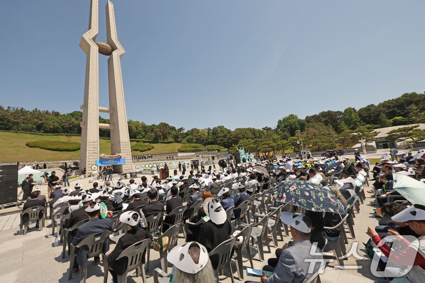 (광주=뉴스1) 박지현 기자 = 제 46주년 5·18민주화운동 기념일을 하루 앞둔 17일 광주 북구 운정동 국립 5·18민주묘지에서 오월영령을 위로하는 추모식이 거행되고 있다. 2 …